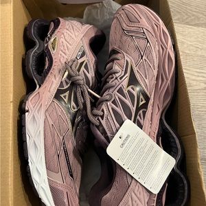 Running Shoes - WOMEN'S size 8 MIZUNO WAVE CREATION 20